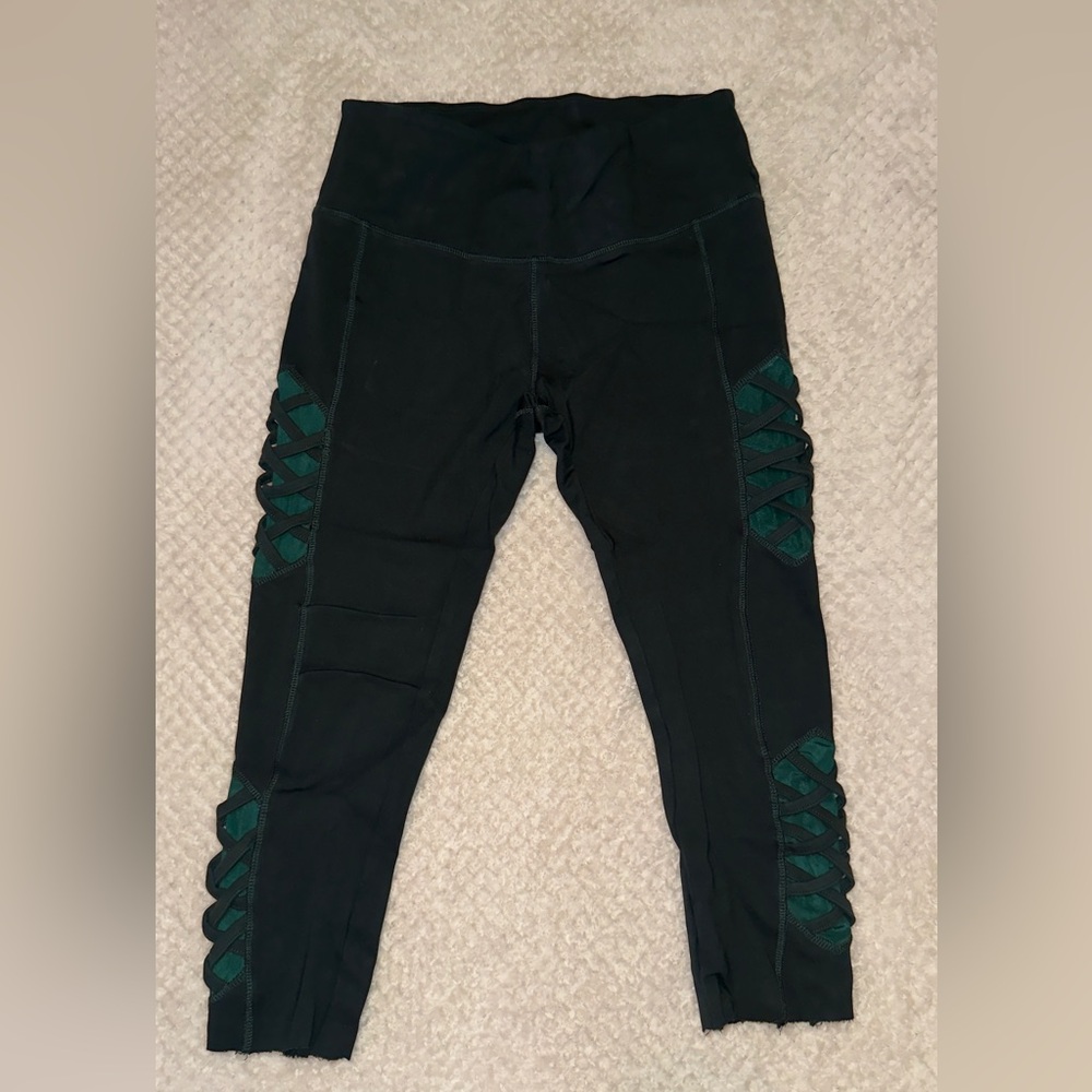 Electric Yoga Green Criss Cross Cropped Capri Leggings